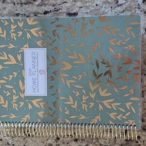 2026 Home Planner with Gold Leaf Design
